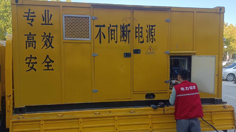 三角镇柴油发电机组和UPS电源配合使用时，如何避免切换过程中的电力中断？